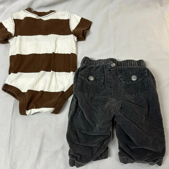 GAP - 2 piece baby outfit/set - pants and shirt. Size 3-6 months - Picture 3 of 5